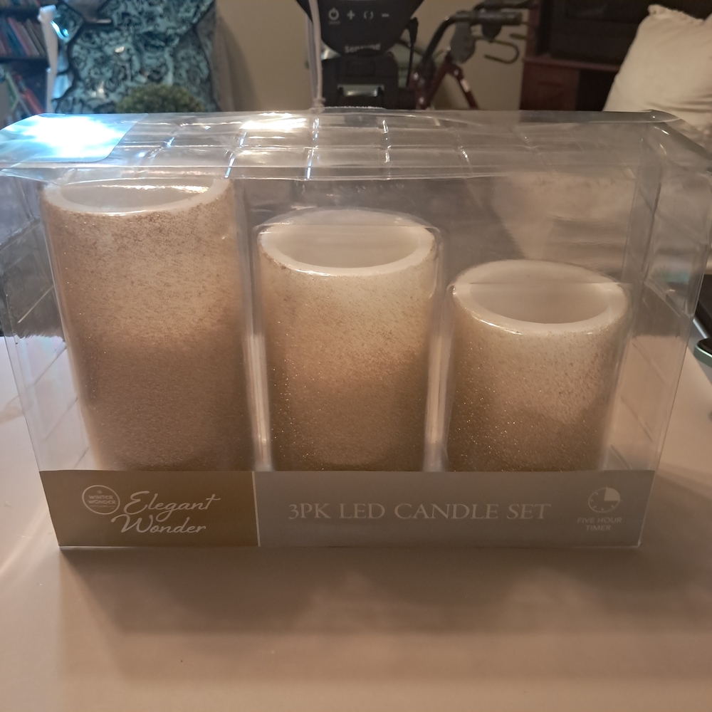 NIB Elegant Wonder 3-Pack LED Glitter Pillar Candle Set - Cream‎